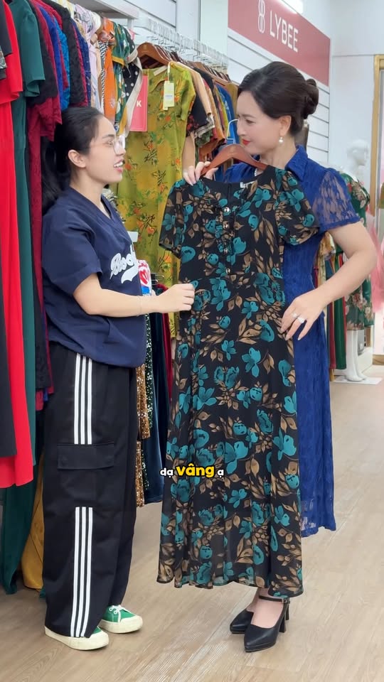 [🆕🇻🇳] Lybee Queen thời trang trung niên số 1 việt nam 👕 Top1Fashion 👗  Đầm voan tơ hàn mềm mịn, nâng tầm phong cách quý cô. Mã sp: LV975#quatangme #thoitrangtrungniencaocap #damtrungnien #lybee , shares-0✔️ , likes-4❤️️ , date-2025-10-11 17:26:52🇻🇳🇻🇳🇻🇳📰🆕