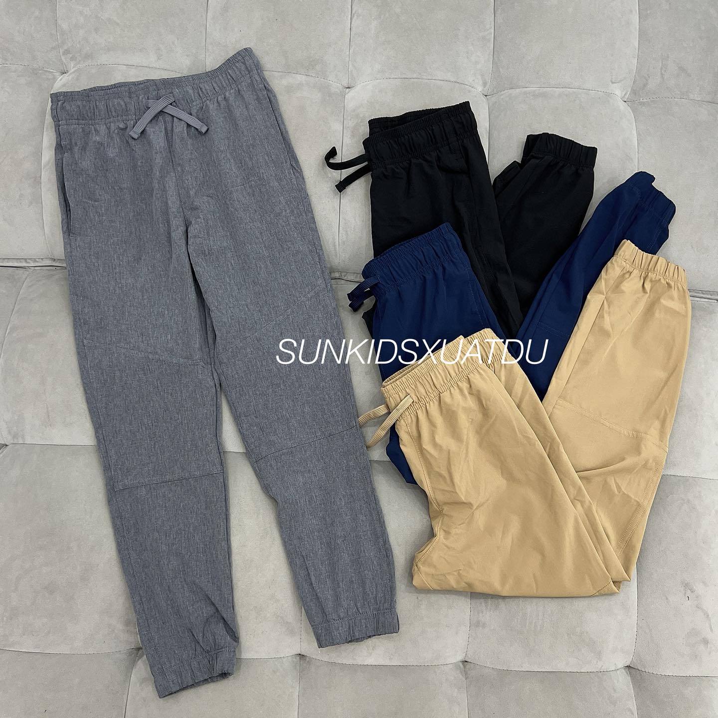 [🆕🇻🇳] Sunkids chuyên hàng Made in Cambodia, Made in Việt Nam. Hàng tqxk nội địa cao cấp, hàng thiết kế 🧑‍🧒❤️️👶⭐️ “Xuất UK US” Gió mềm xịn đỉnh chóp mà có #115k. Combo 2q Mẹ Sun freeship liền tay luôn ạ, sờ cái chất bất ngờ về giá luôn ý.
Chất liệu gió vừa phải mặc qua , shares-0✔️ , likes-11❤️️ , date-2025-11-01 18:32:14🇻🇳🇻🇳🇻🇳📰🆕
