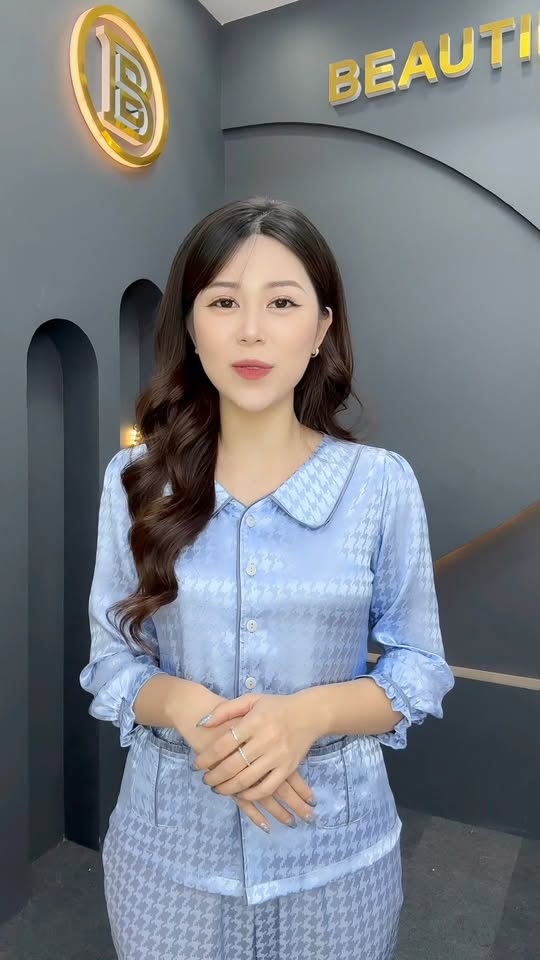 [🆕🇻🇳] Mindy Design – Thiết kế & Thời trang 👕 Top1Fashion 👗  𝗪𝗜𝗡𝗗𝗬 𝗖𝗢𝗟𝗟𝗘𝗖𝗧𝗜𝗢𝗡
Có những cơn gió chỉ khẽ lướt qua – nhưng đủ để khiến người ta nhớ mãi.
Windy Collection là lời thì thầm nhẹ nhàng của Mindy dành cho nhữ , shares-2✔️ , likes-96❤️️ , date-2025-11-01 18:31:33🇻🇳🇻🇳🇻🇳📰🆕