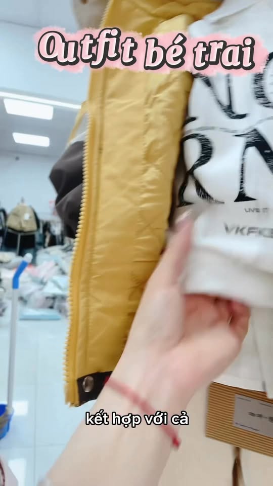 [🆕🇻🇳]  Đậu Đậu Kids Chuyên sỉ lẻ hàng Quảng Châu Cao Cấp 🧑‍🧒❤️️👶⭐️ Outfit bé trai mùa đông
Mix áo nỉ, quần kaki và áo phao siêu ấm – bé vừa thoải mái vừa cực ngầu luôn nha#OutfitBéTrai #ĐồĐôngChoBé #PhongCáchHàn #ĐậuĐậ , shares-0✔️ , likes-1❤️️ , date-2025-10-31 03:32:14🇻🇳🇻🇳🇻🇳📰🆕