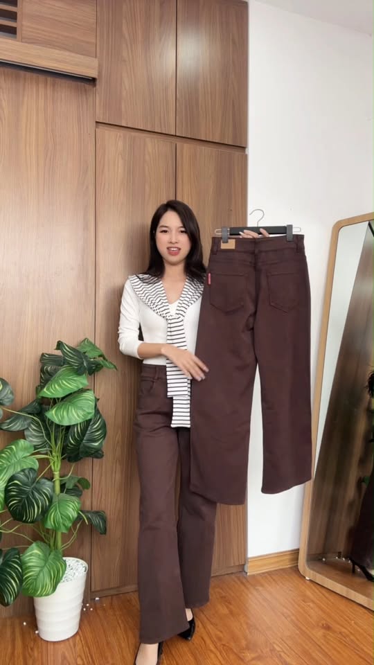 [🆕🇻🇳] Kelly Nguyen – Thời Trang Thiết Kế Cao Cấp 👕 Top1Fashion 👗  QUẦN JEAN SUÔNG NÂU – MÓN ĐỒ ĐẸP KHÓ CƯỠNG CHO MÙA NÀY
• Tông nâu sang chảnh, cực hợp da châu Á – mặc là auto tôn dáng, nhìn “có gu” hẳn
• Form suông 2 cúc , shares-0✔️ , likes-0❤️️ , date-2025-11-03 02:00:26🇻🇳🇻🇳🇻🇳📰🆕