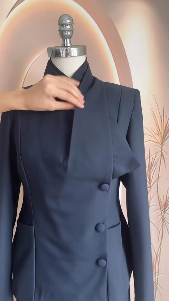 [🆕🇻🇳] Aylar Design – Thiết kế & Thời trang 👕 Top1Fashion 👗  Cận chất vải và hướng dẫn cách gấp cổ áo cho set vest mới nhà Aylar.
Chất vải dày vừa, đứng form, giữ dáng chuẩn – điểm nhấn là cổ vắt chéo tạo nét thanh l , shares-0✔️ , likes-2❤️️ , date-2025-10-29 18:40:16🇻🇳🇻🇳🇻🇳📰🆕