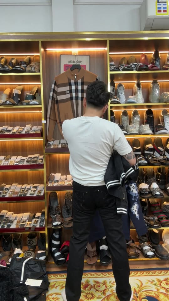 [🆕🇻🇳] RED HOUSE – thương hiệu thời trang thiết kế nữ được thành lập từ năm 2013 với phong cách hiện đại, trẻ trung và thanh lịch 👕 Top1Fashion 👗  � CHÀO THÁNG MỚI – SALE PHƠI PHỚI !
Đặt hàng :MÃ SP + SĐT
STK : 0101001145196 – Vietcombank – Lương Khánh Linh
Freeship khi chuyển khoản trước , shares-0✔️ , likes-10❤️️ , date-2025-11-02 03:59:57🇻🇳🇻🇳🇻🇳📰🆕