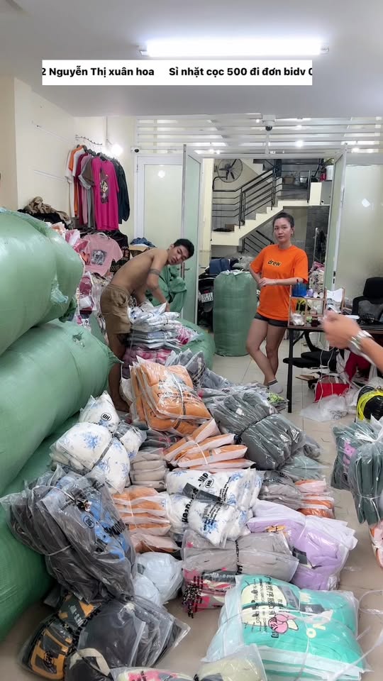 [🆕🇻🇳] Tổng Kho Ân Hoa – Kho chuyên sỉ hàng hot trend , hàng sale 👕 Top1Fashion 👗  Phát trực tiếp của Ân Hoa ZM , shares-0✔️ , likes-1❤️️ , date-2025-11-02 23:22:45🇻🇳🇻🇳🇻🇳📰🆕