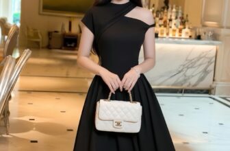 [🆕🇻🇳] G.A – Hà Nội 👕 Top1Fashion 👗  LAMY DRESS – RESTOCK
Đôi khi, chỉ một chiếc váy đen hở vai hững hờ và một chút xếp ly tinh tế là đủ khiến ai đó lạc nhịp.
#BlackDress
_____________
G.A – H , shares-0✔️ , likes-6❤️️ , date-2025-10-28 00:37:52🇻🇳🇻🇳🇻🇳📰🆕