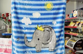 [🆕🇻🇳] Tùng Quyên Mart ♥️️ Top1Shop 🛍️  Mùa se lạnh đến rồi, các mẹ đã sắm chăn cho con chưa ạ.
Nhà em về hàng chăn lông tuyết loại đẹp cho các bé. Đắp ở nhà hay đi lớp đều được
Chăn không rụng l , shares-0✔️ , likes-11❤️️ , date-2025-10-23 01:15:24🇻🇳🇻🇳🇻🇳📰🆕