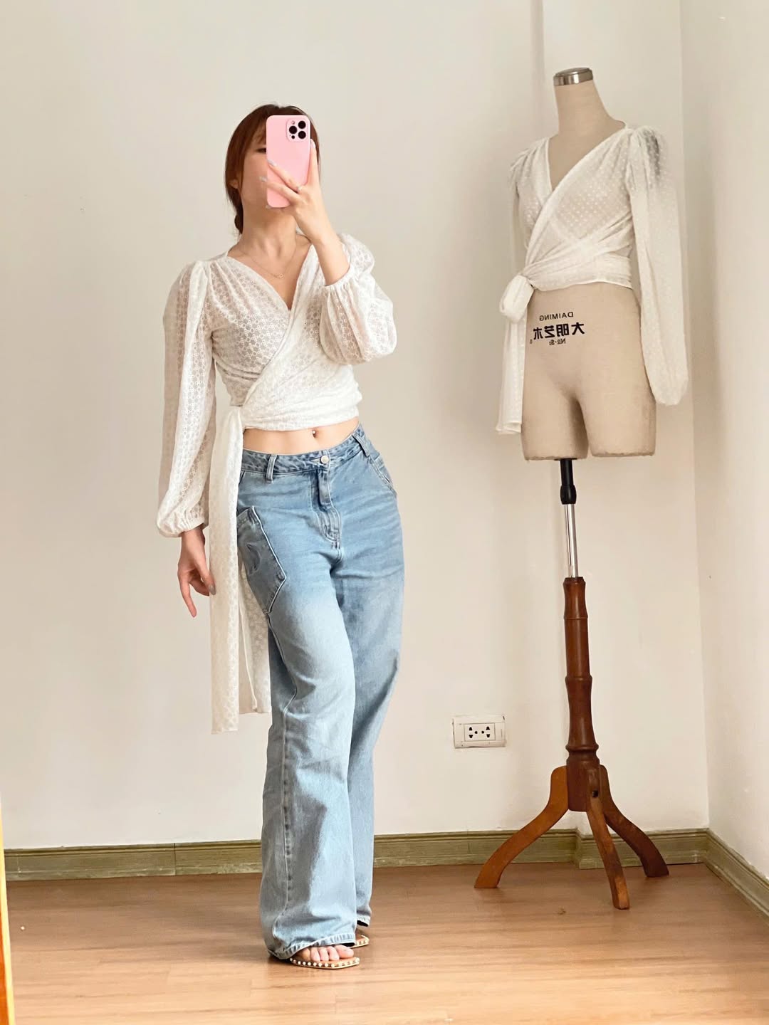 [🆕🇻🇳] Room 22 Studio – thương hiệu thời trang thiết kế cao cấp dành cho những người phụ nữ hiện đại 👕 Top1Fashion 👗   𝐏𝐞𝐨𝐧𝐲 – 𝐓𝐡𝐚𝐧𝐡 𝐋ị𝐜𝐡 𝐓ừ 𝐒ự 𝐓ố𝐢 𝐆𝐢ả𝐧Không cần cầu kỳ, chỉ với những đường thêu tinh tế trên nền vải thô cao cấp, 𝐏𝐞𝐨𝐧𝐲 đã đủ để nàng trở nên thật nổi bật  , shares-0✔️ , likes-3❤️️ , date-2025-10-31 03:00:31🇻🇳🇻🇳🇻🇳📰🆕