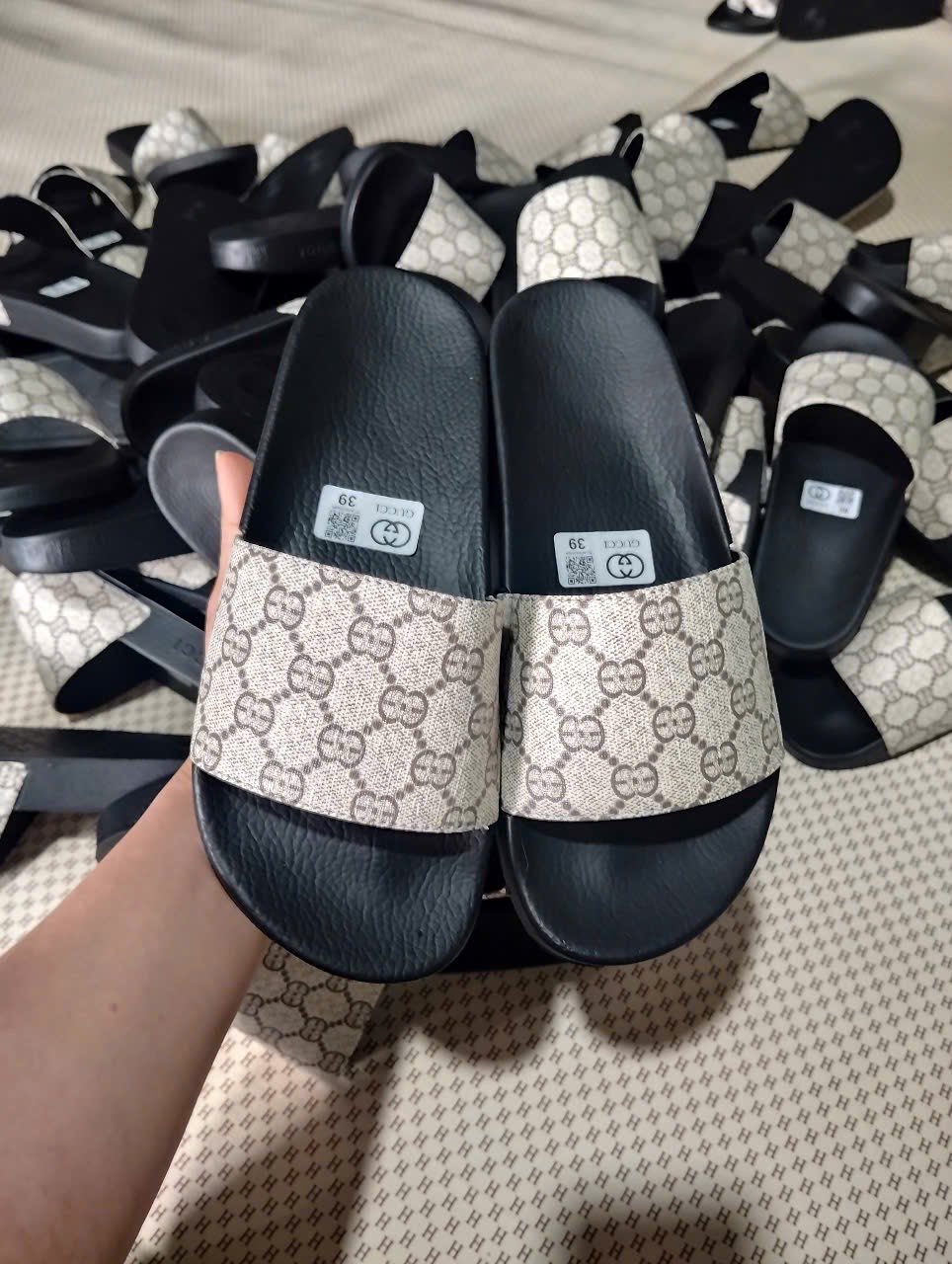 [🆕🇻🇳] Xưởng Dép Tiến Minh 👕 Top1Fashion 👗  Hàng tại xưởng không qua
Đủ size 38-43
Nhận làm theo mẫu, thương hiệu riêng
Sỉ lên đơn ib zalo xưởng 0979397492
#sanxuatgiaydep #xuongdeptienminh #giayde , shares-0✔️ , likes-7❤️️ , date-2025-10-31 20:39:45🇻🇳🇻🇳🇻🇳📰🆕