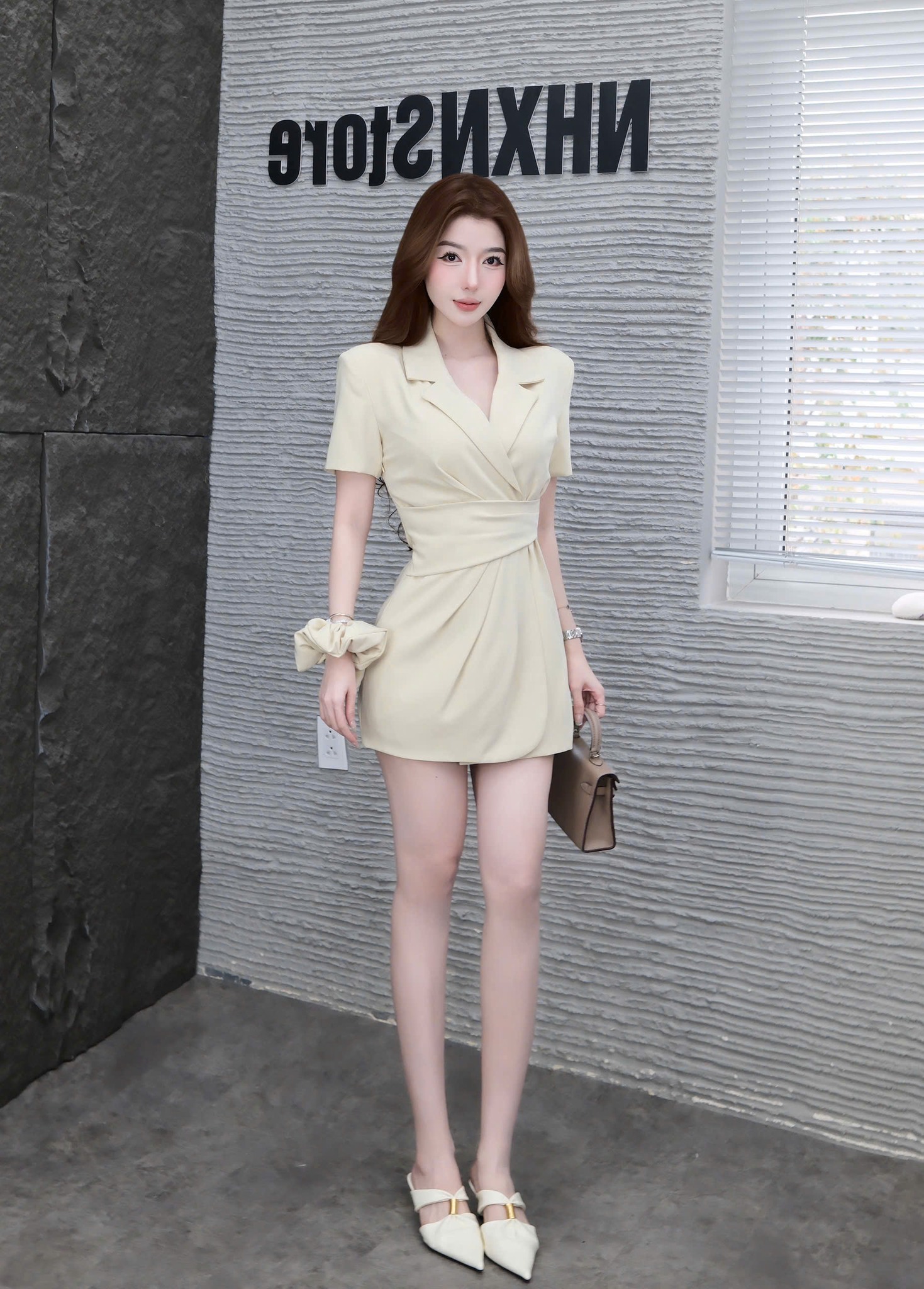 [🆕🇻🇳] Nguyễn Hoàng Xuân Nhung 👕 Top1Fashion 👗  Đầm kiểu vest kiểu thắt eo, dáng đầm ôm fom eo vừa tôn dáng vừa lịch sựMã : A64S (Eo dưới 66) kèm cột tóc
Phần siết eo khéo léo che bụng ,khoá kéo bên hô , shares-0✔️ , likes-9❤️️ , date-2025-11-02 04:59:15🇻🇳🇻🇳🇻🇳📰🆕