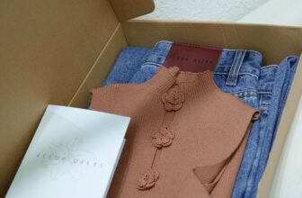 [🆕🇻🇳] De-Lys Boutique 👕 Top1Fashion 👗  EARTHY CHARM – MODERN & REFINEDGam nâu đất ấm áp là lựa chọn hoàn hảo cho những ngày giao mùa. Áo cổ tàu không tay điểm nút cách điệu tôn vẻ thanh thoát, , shares-1✔️ , likes-35❤️️ , date-2025-11-02 23:00:39🇻🇳🇻🇳🇻🇳📰🆕