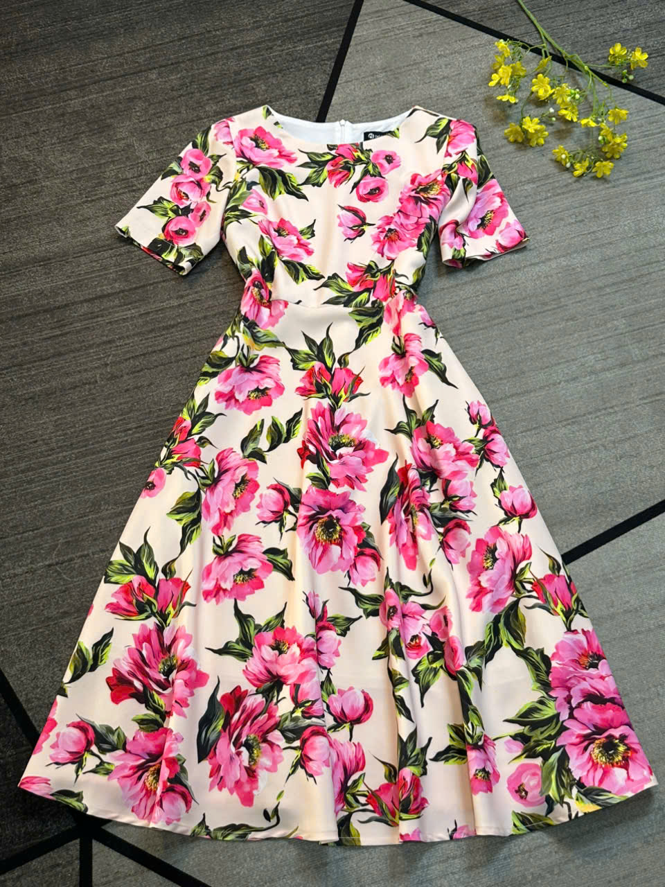 [🆕🇻🇳] De’LE.O Fashion 👕 Top1Fashion 👗   Rạng rỡ như đóa hoa cùng đầm hoa De’LE.O!
Thiết kế dáng xòe nhẹ, họa tiết hoa rực rỡ trên nền vải mềm mịn giúp nàng tỏa sáng trong mọi khoảnh khắc — từ cô , shares-1✔️ , likes-5❤️️ , date-2025-10-29 03:00:02🇻🇳🇻🇳🇻🇳📰🆕