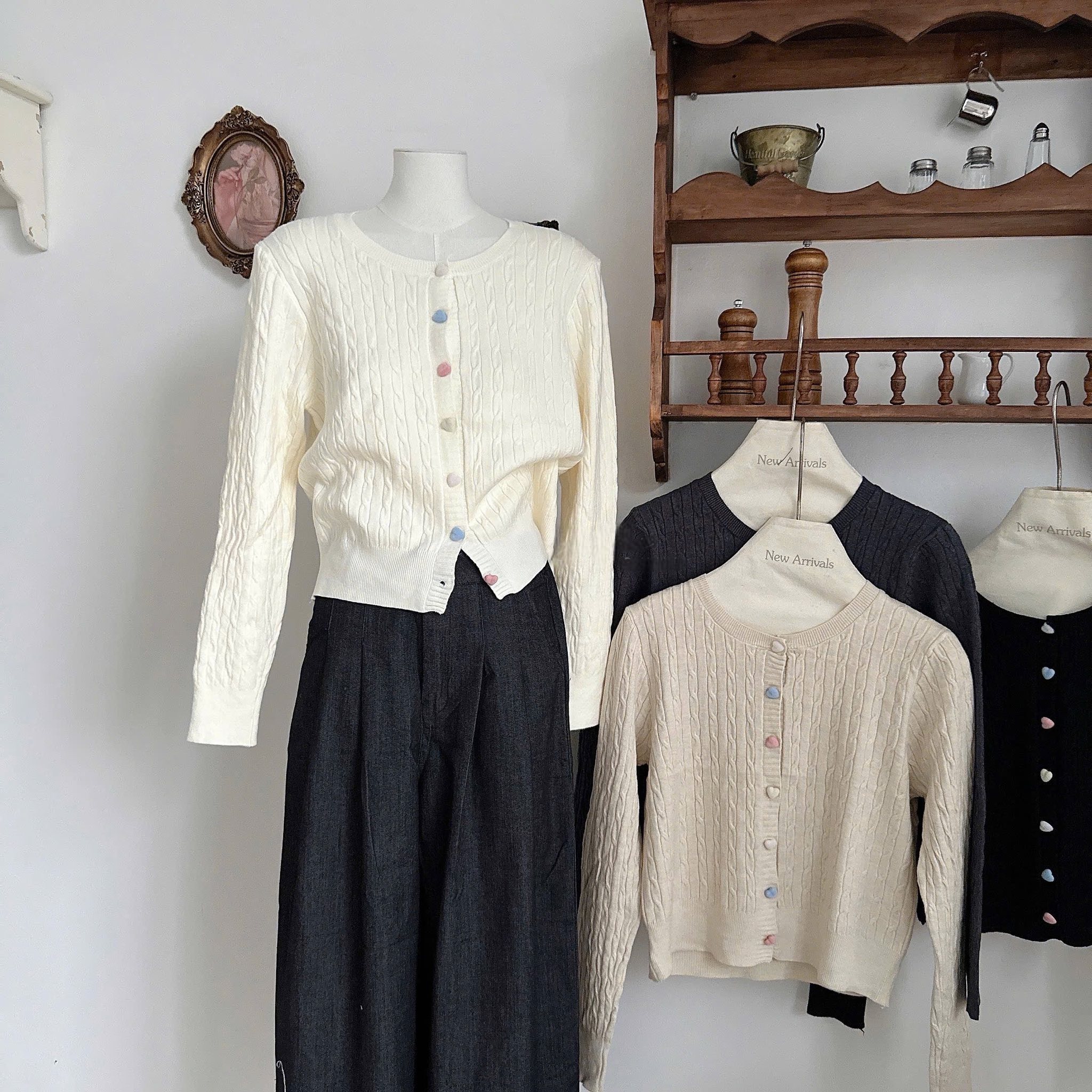 [🆕🇻🇳] Red Cat Store – Cửa hàng quần áo 👕 Top1Fashion 👗  Áo Cdg Len em mới về ạ. Áo len vặn thừng nhỏ form vừa ôm co giãn tốt, mã này cũng vừa phải chứ không dày hẳn đâu ạ. Áo cổ tròn khuy tim màu xinh xắn nhẹ nh , shares-0✔️ , likes-1❤️️ , date-2025-11-03 01:02:59🇻🇳🇻🇳🇻🇳📰🆕