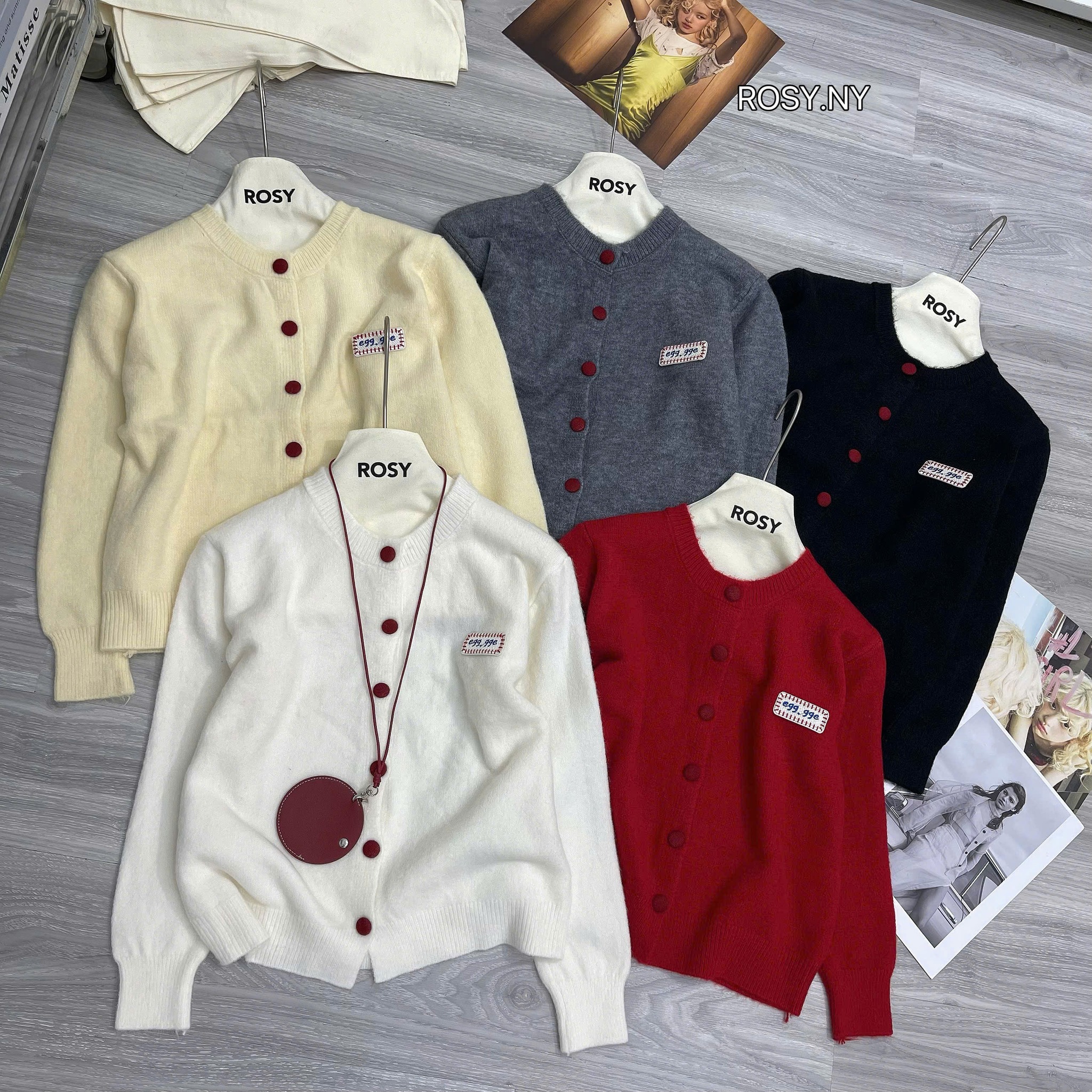 [🆕🇻🇳] JiiLuu – Thời trang Hàn Quốc, Phụ kiện 👕 Top1Fashion 👗  Cardigan cúc bọc đỏ ngực gắn tag 3gg.gge.
Giá: #250k.Tham gia Group được giảm thêm:
Jiiluu – mang hơi Hàn Quốc vào lòng thủ đô
: số 20 Đặng Văn Ngữ, Hà Nộ , shares-1✔️ , likes-0❤️️ , date-2025-11-02 21:30:02🇻🇳🇻🇳🇻🇳📰🆕