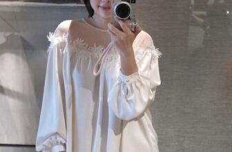 [🆕🇻🇳] Style By SanSan – Cửa hàng quần áo nữ 👕 Top1Fashion 👗  Sao có thể phủ nhận độ sang chảnh của chất lụa satin trên người
Mix với chân váy ngắn để giữ nét baby cho Nàng
_______________________
𝙰𝚟𝚊𝚒𝚕𝚊𝚋𝚕𝚎: áo free , shares-0✔️ , likes-101❤️️ , date-2025-11-02 19:11:21🇻🇳🇻🇳🇻🇳📰🆕