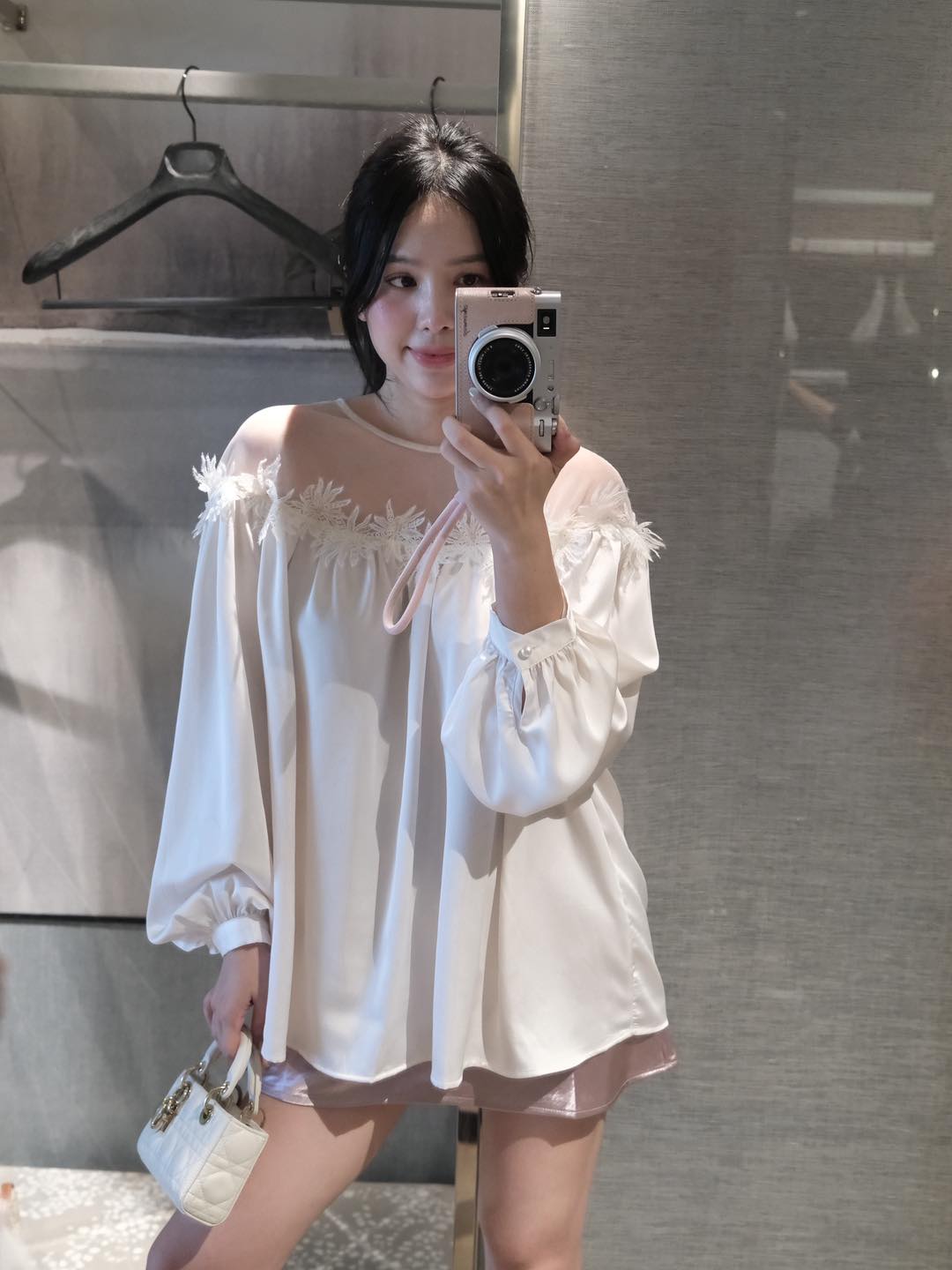 [🆕🇻🇳] Style By SanSan – Cửa hàng quần áo nữ 👕 Top1Fashion 👗  Sao có thể phủ nhận độ sang chảnh của chất lụa satin trên người
Mix với chân váy ngắn để giữ nét baby cho Nàng
_______________________
𝙰𝚟𝚊𝚒𝚕𝚊𝚋𝚕𝚎: áo free , shares-0✔️ , likes-101❤️️ , date-2025-11-02 19:11:21🇻🇳🇻🇳🇻🇳📰🆕