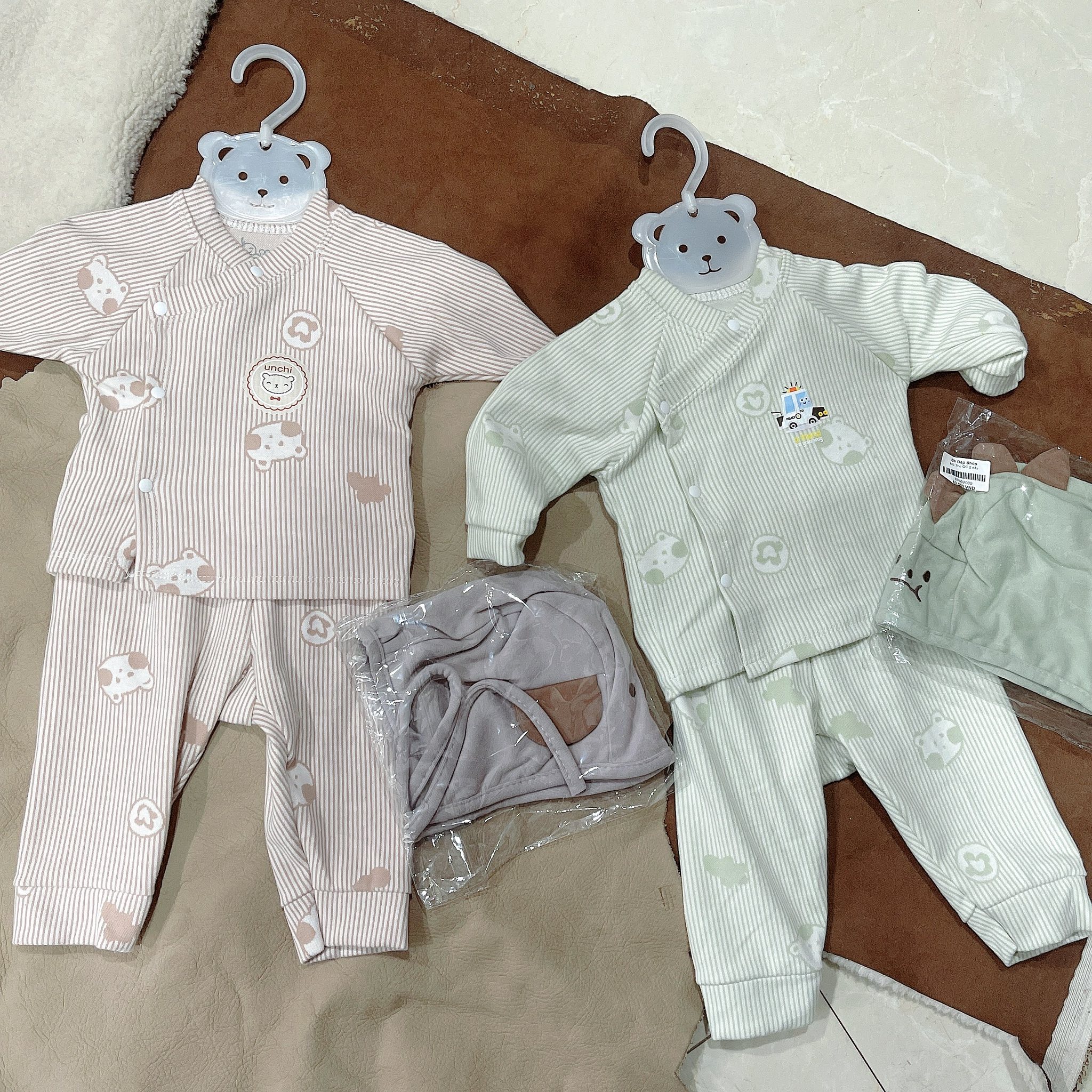 [🆕🇻🇳] Bé Bắp Shop – CHUYÊN ĐỒ SƠ SINH MẸ VÀ BÉ HP 🧑‍🧒❤️️👶⭐️ Sẵn bộ nỉ Unchi cài chéo
Chất siêu mịn và ấm cho bé ạ
Đủ màu
Mũ cũng đủ màu nha
, shares-0✔️ , likes-2❤️️ , date-2025-11-04 15:21:41🇻🇳🇻🇳🇻🇳📰🆕