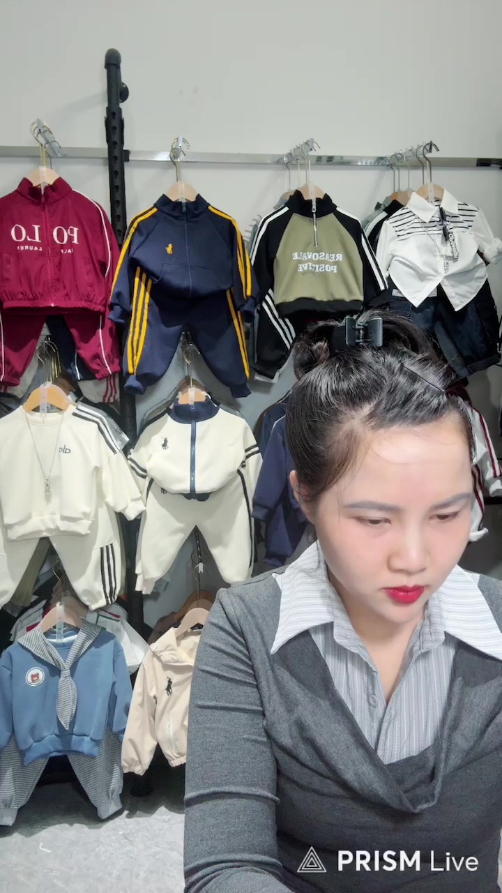 [🆕🇻🇳] Phương Nguyễn – Beauty & Mart  👕 Top1Fashion 👗   Áo xô cúc ngọc nhà 𝗚𝘂𝗮𝗻𝗴 𝗭𝗵𝗼𝘂  xinh yêu hết nấc luôn ạChất xô cao cấp mềm mịn, mát da cực kỳ
Thiết kế thêu ren phối tim nổi bật, cúc ngọc xinh sang
F , shares-0✔️ , likes-0❤️️ , date-2025-11-06 03:22:14🇻🇳🇻🇳🇻🇳📰🆕