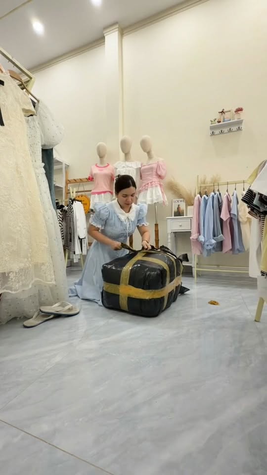 [🆕🇻🇳] Xu Shop – chuyên thời trang nữ 👕 Top1Fashion 👗  Thức dậy từ 5h sáng đi lấy hàng, về tới nhà cũng vừa 5h chiều  Giờ lại bắt đầu soạn hàng, treo mẫu. Hàng mới về quá trời luôn  Khách iu chờ em lên mẫu nha. , shares-0✔️ , likes-2❤️️ , date-2025-11-05 05:17:29🇻🇳🇻🇳🇻🇳📰🆕