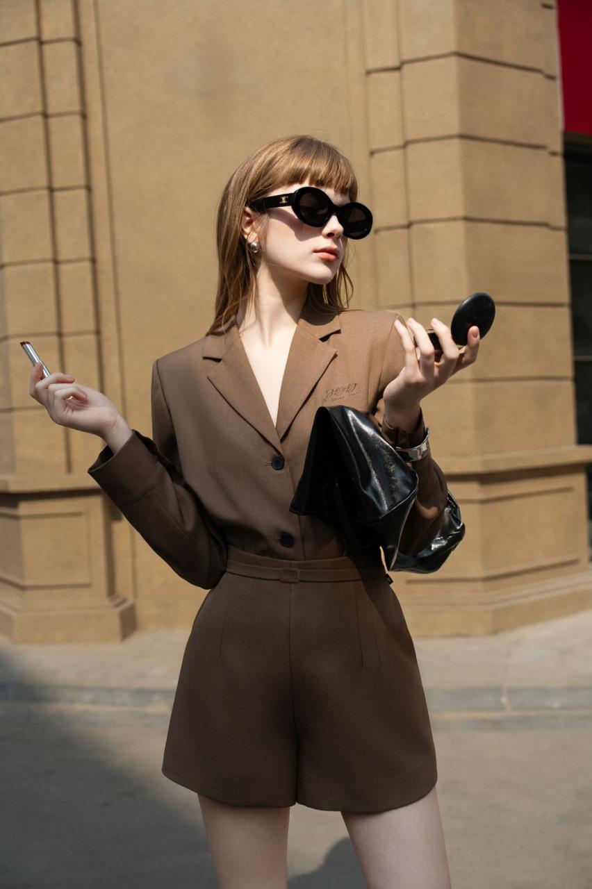 THANH LỊCH GIỮA PHỐ THỊ