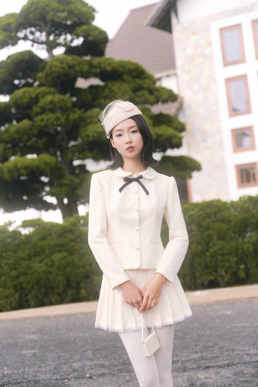 DƯỚI TÁN NGÂN HẠNH