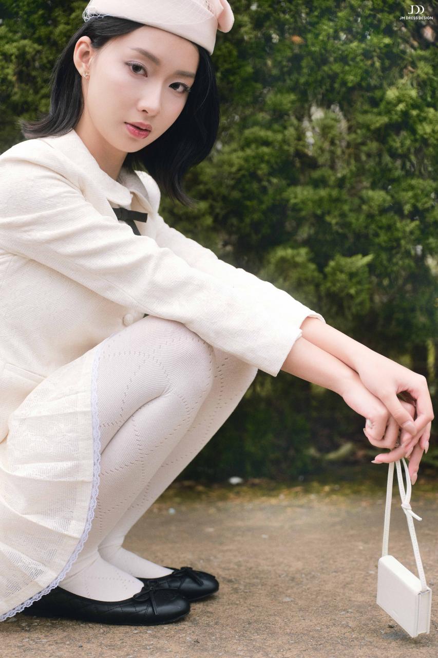 DƯỚI TÁN NGÂN HẠNH