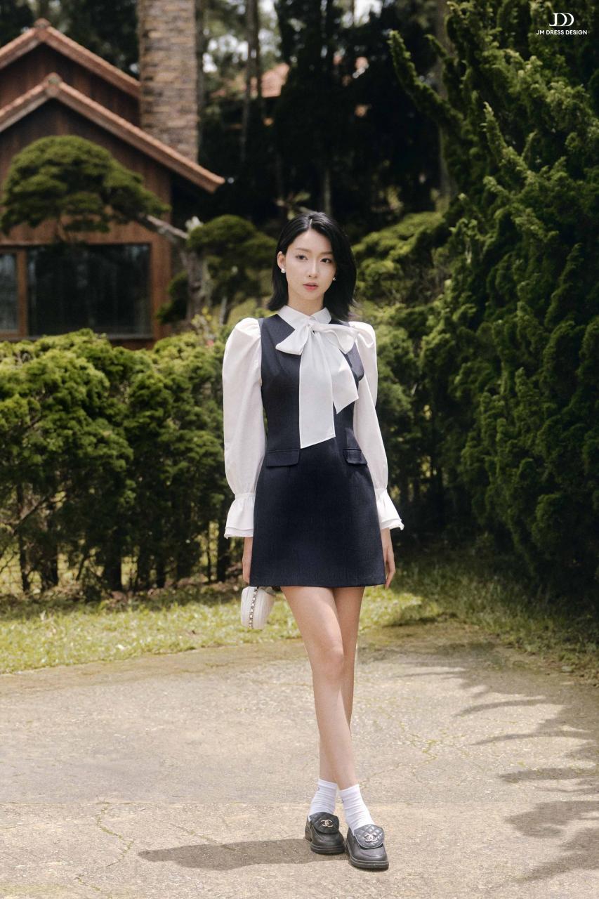 DƯỚI TÁN NGÂN HẠNH