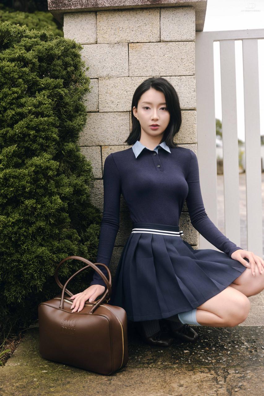 DƯỚI TÁN NGÂN HẠNH