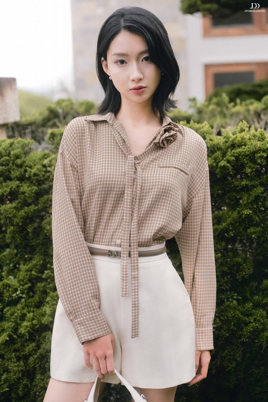 DƯỚI TÁN NGÂN HẠNH