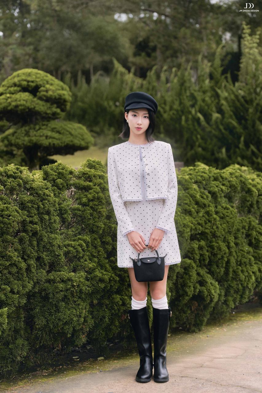 DƯỚI TÁN NGÂN HẠNH