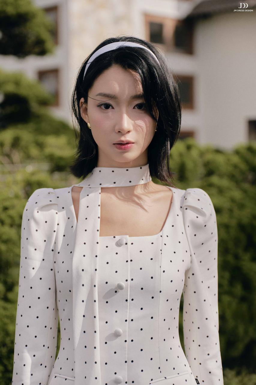 DƯỚI TÁN NGÂN HẠNH