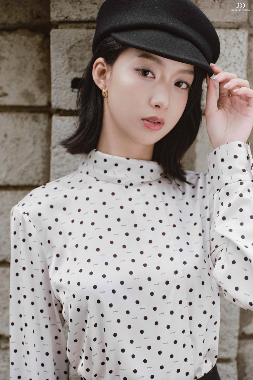 DƯỚI TÁN NGÂN HẠNH