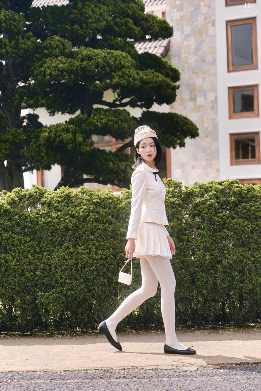 DƯỚI TÁN NGÂN HẠNH