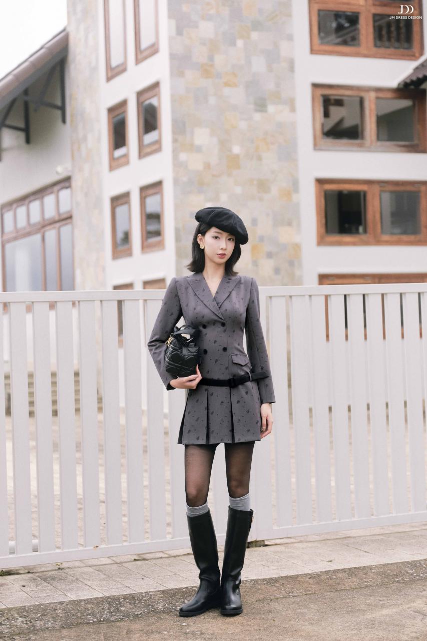 DƯỚI TÁN NGÂN HẠNH