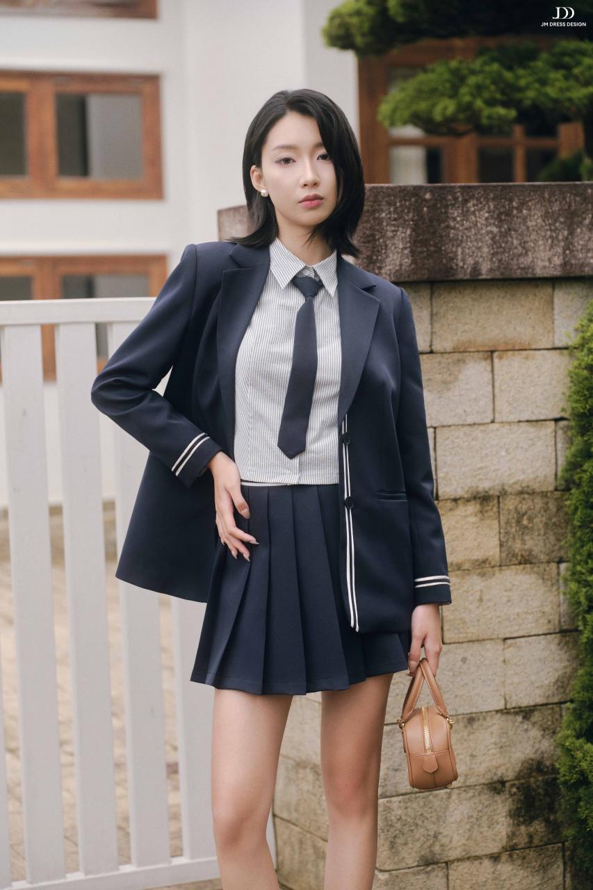 DƯỚI TÁN NGÂN HẠNH