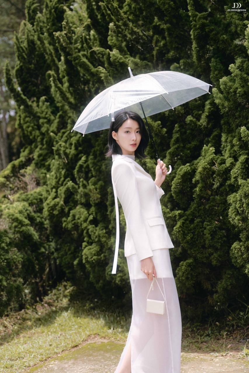 DƯỚI TÁN NGÂN HẠNH