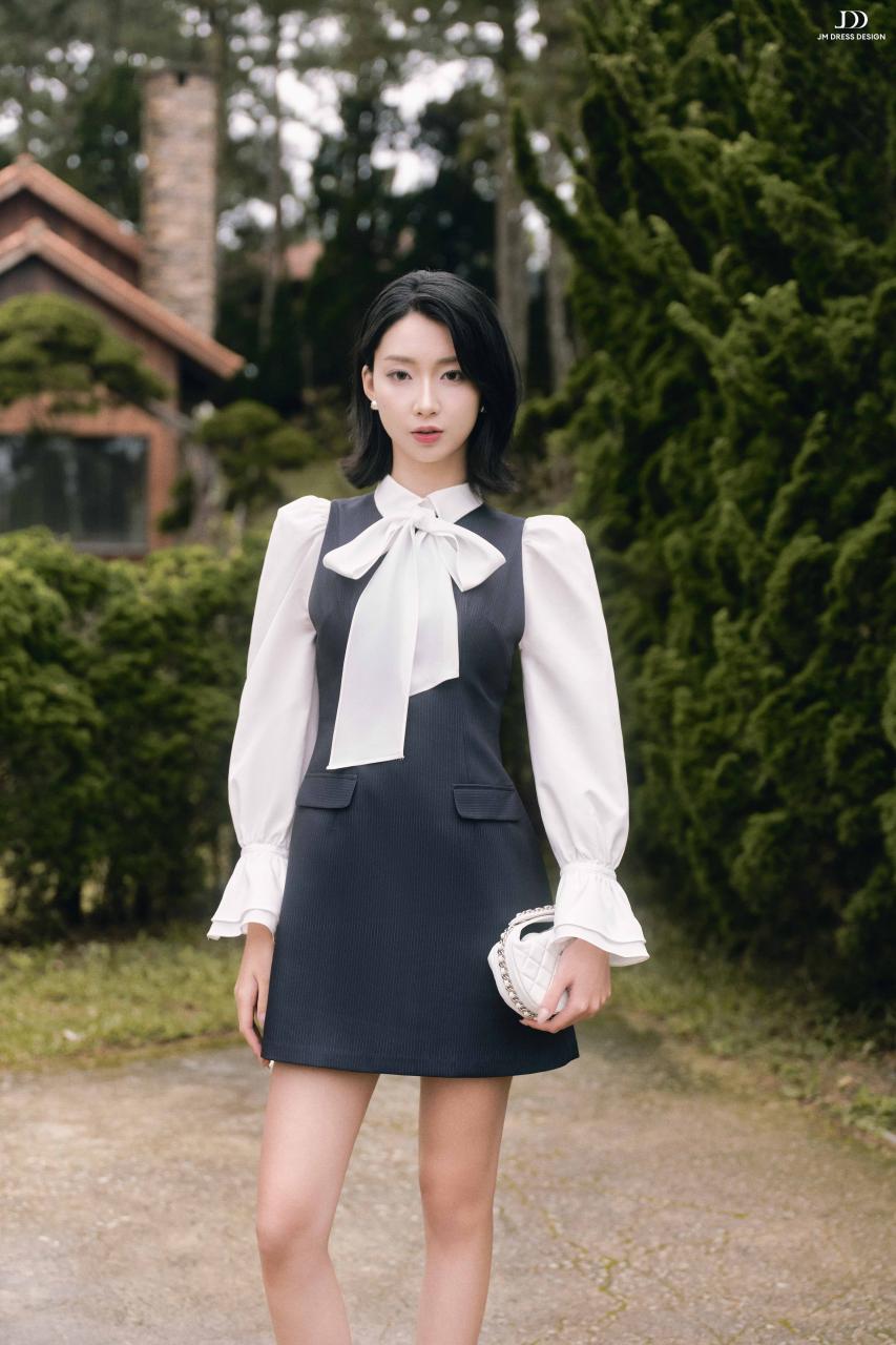 DƯỚI TÁN NGÂN HẠNH