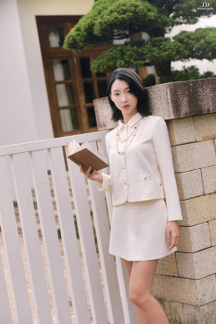 DƯỚI TÁN NGÂN HẠNH