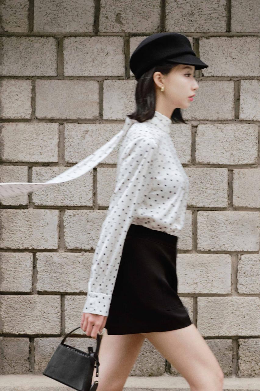 DƯỚI TÁN NGÂN HẠNH