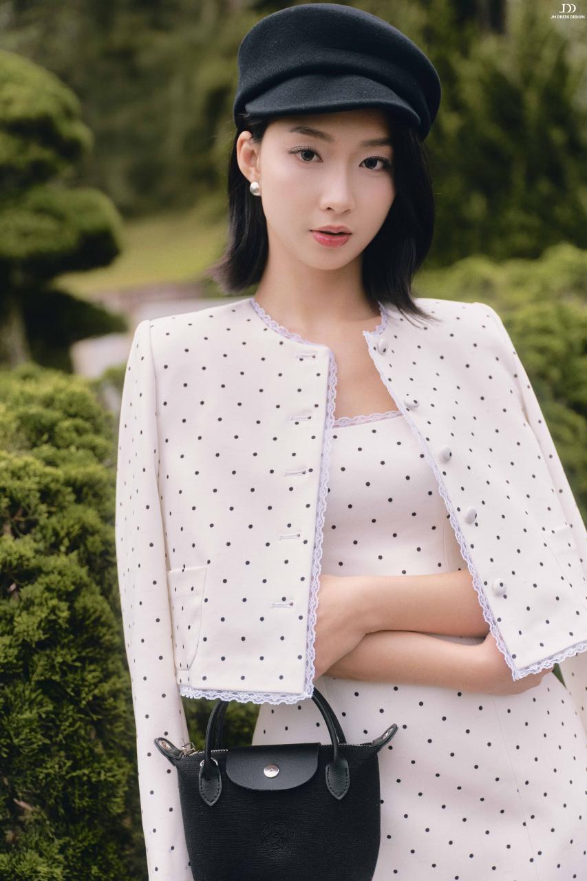 DƯỚI TÁN NGÂN HẠNH