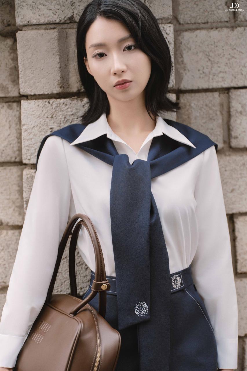 DƯỚI TÁN NGÂN HẠNH