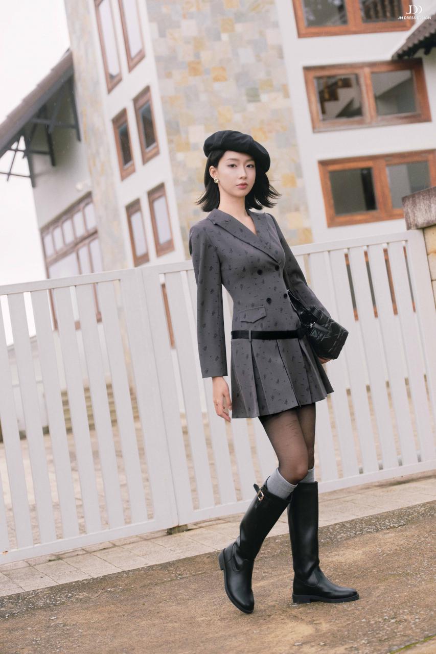 DƯỚI TÁN NGÂN HẠNH