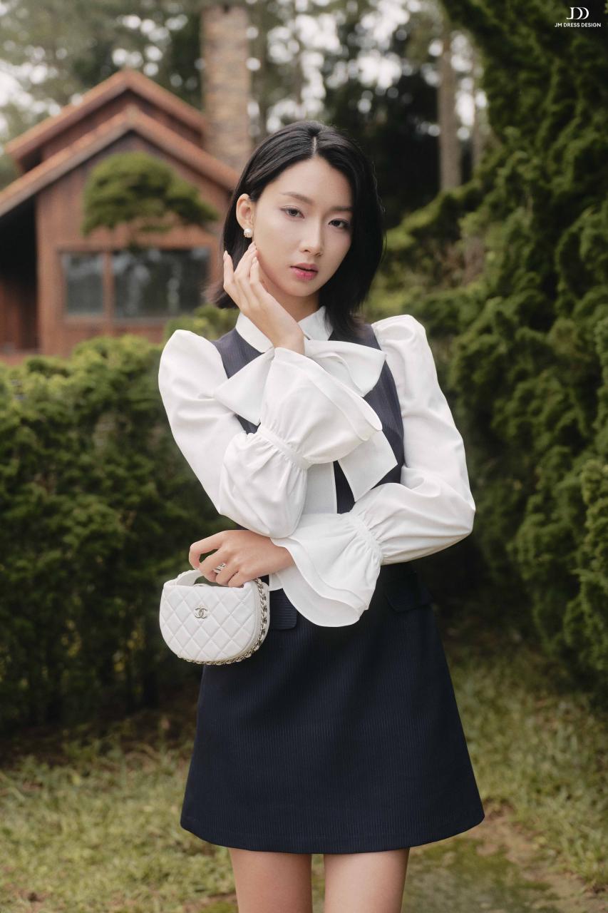 DƯỚI TÁN NGÂN HẠNH