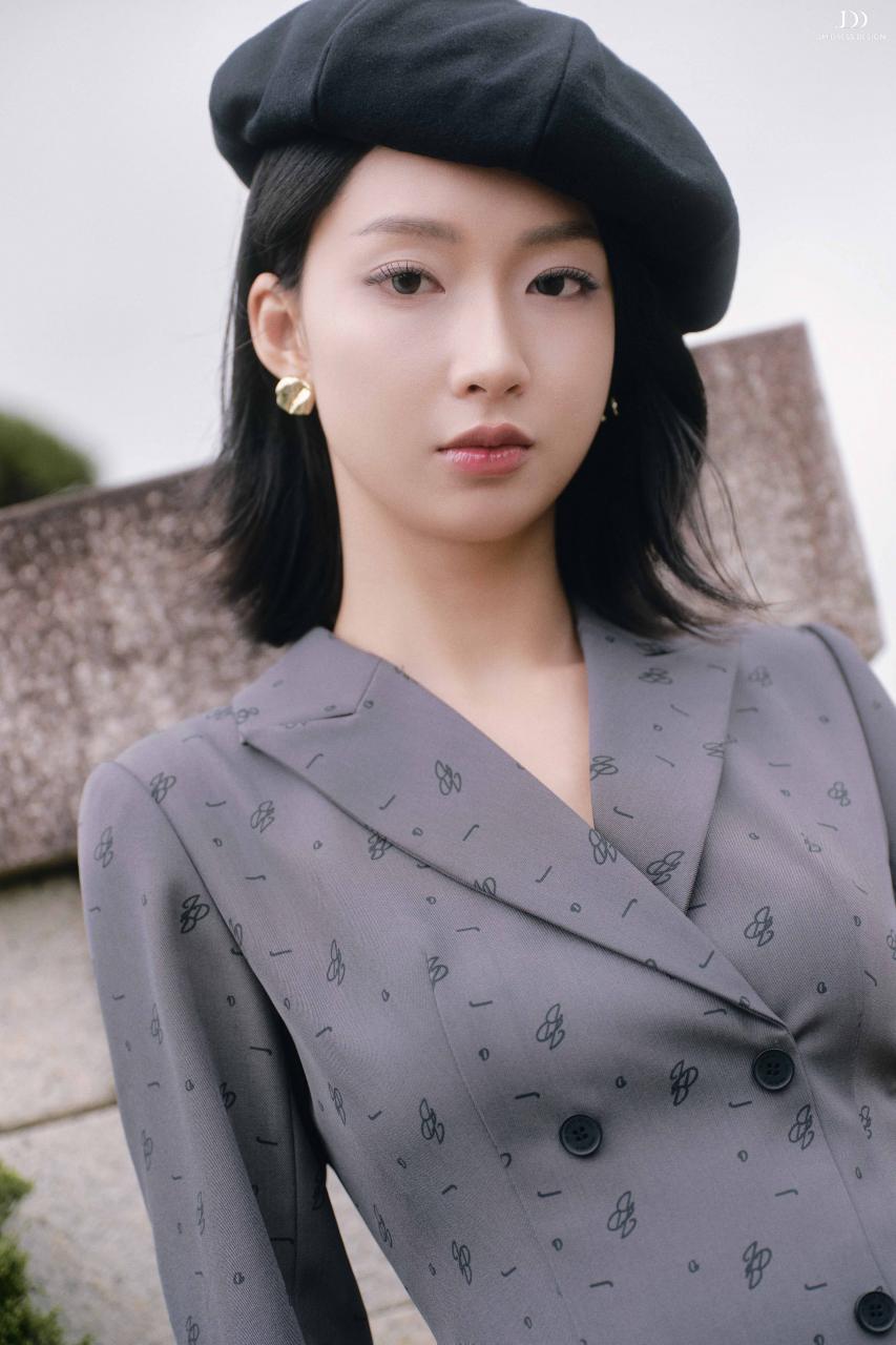 DƯỚI TÁN NGÂN HẠNH