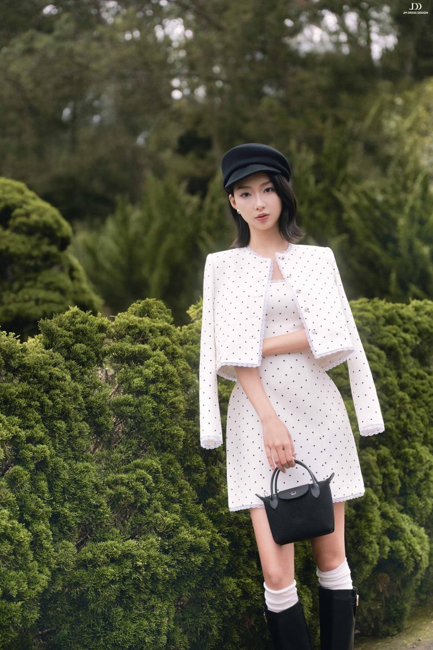 DƯỚI TÁN NGÂN HẠNH