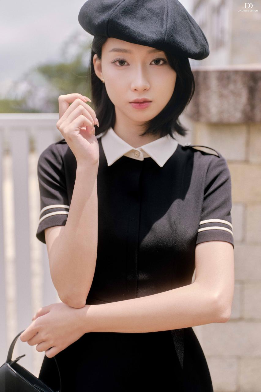 DƯỚI TÁN NGÂN HẠNH