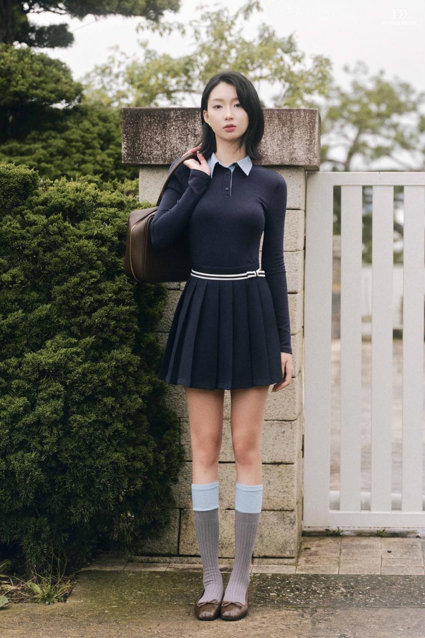 DƯỚI TÁN NGÂN HẠNH