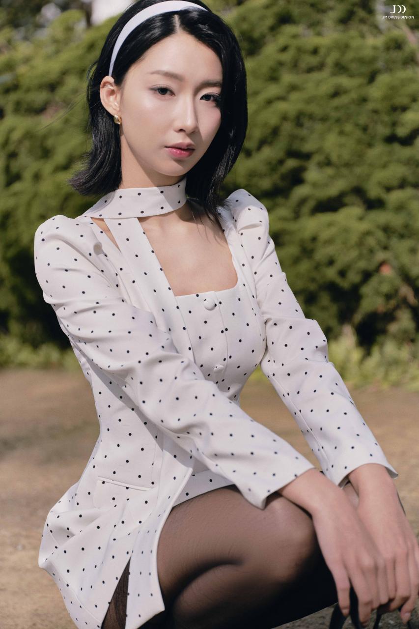 DƯỚI TÁN NGÂN HẠNH