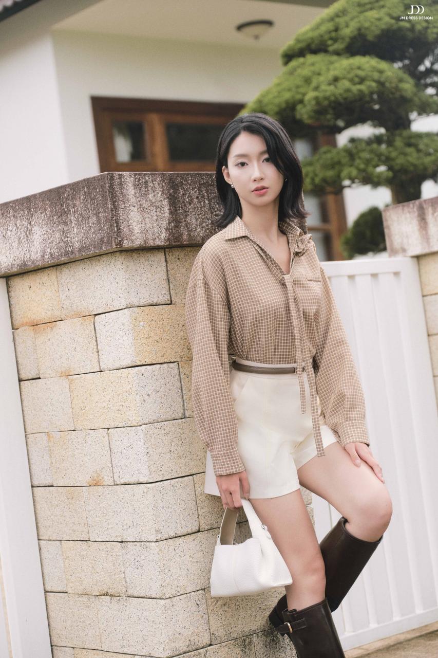 DƯỚI TÁN NGÂN HẠNH