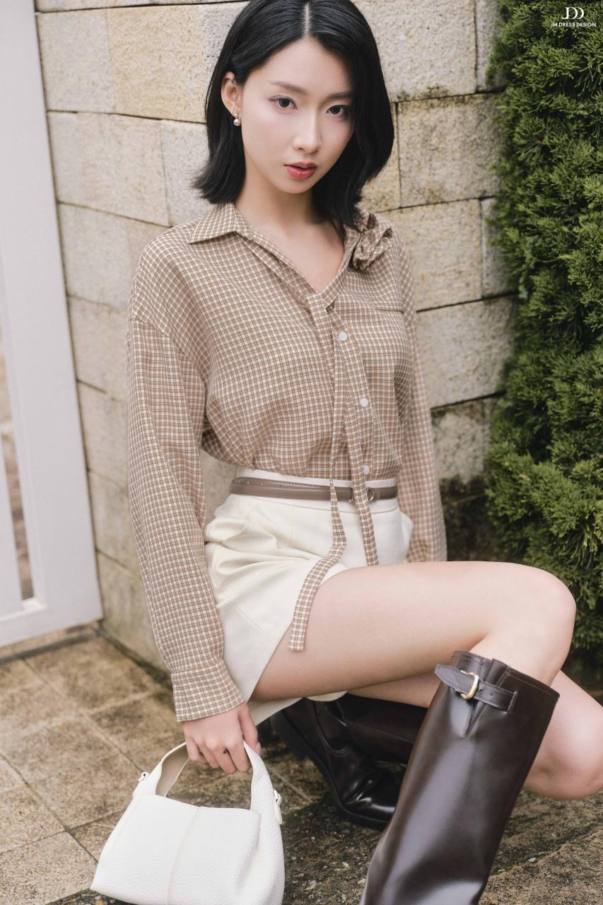 DƯỚI TÁN NGÂN HẠNH