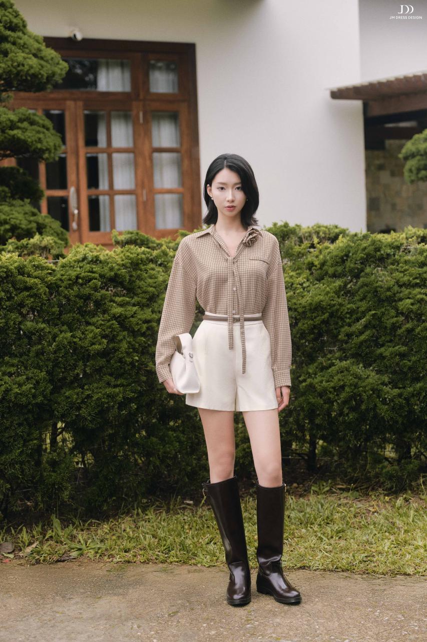 DƯỚI TÁN NGÂN HẠNH